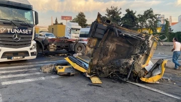 Kocaeli’de tırın kupası koptu: 1’i ağır 2 yaralı