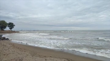 Kocaeli ve Sakarya'da olumsuz hava koşulları nedeniyle denize girmek yasaklandı