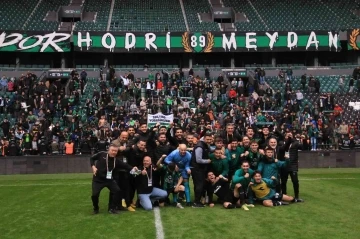 Kocaelispor 4-0'lık galibiyetin ardından sahada poz verdi