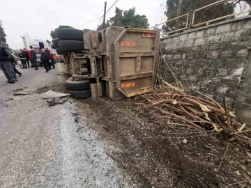 Koçarlı’da hafriyat kamyonu devrildi
