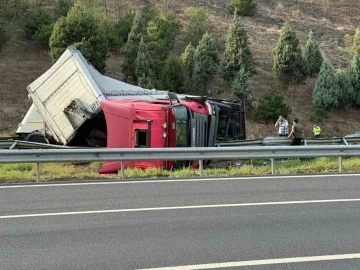 Kolonya yüklü tır devrildi