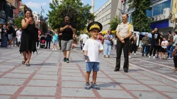 Kolordu bandosunun konserinde 5 yaşındaki Kartal şeflik yaptı
