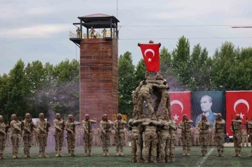 Komandolar dualarla mezun oldu, gösterileri izleyenleri mest etti
