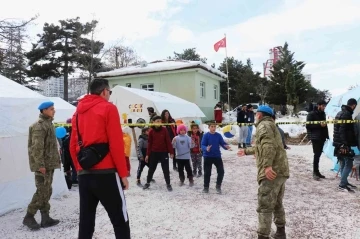 Komandolar ile depremzede çocukların kıran kırana voleybol maçı