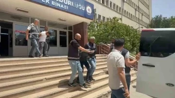 Komşu dehşeti: Yaşlı kadını öldüren zanlı ve ailesi adliyede
