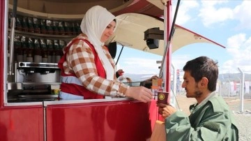 Konteyner kentteki depremzedelere günlük 2 bin bardak kahve ikram ediliyor