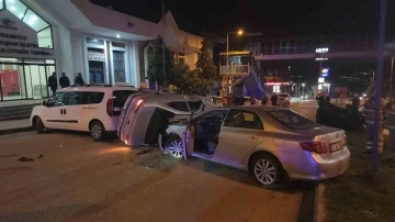 Kontrol çıkan araç refüje çarpıp otomobilin üzerine uçtu: 3 yaralı
