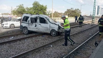 Araç tramvay yoluna girdi, 3 yaralı var