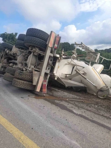 Kontrolden çıkan beton mikseri devrildi: 1 yaralı
