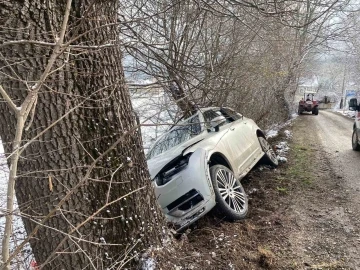 Kontrolden çıkan cip ağaca çarptı: 3 yaralı
