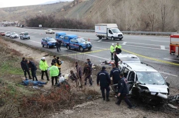 Kontrolden çıkan hafif ticari araç bariyerlere çarptı: 2 ölü, 3 yaralı
