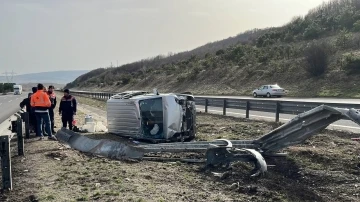 Kontrolden çıkan hafif ticari araç bariyerleri yerinden söktü: 1 yaralı
