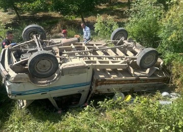 Mustafakemalpaşa'da kontrolden çıkan kamyonet devrildi: 1 ölü, 3 yaralı