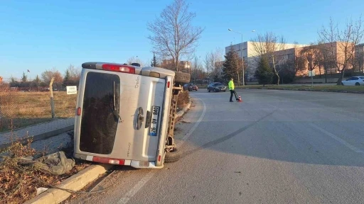 Kontrolden çıkan minibüs devrildi
