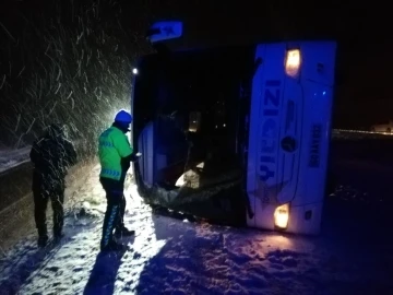 Kontrolden çıkan otobüs şarampole devrildi: Muavin öldü, 13 yolcu yaralandı
