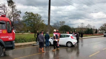 Kontrolden çıkan otomobil beton direğe çarptı: 6 yaralı
