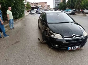 Kontrolden çıkan otomobil, park halindeki 2 otomobile çarptı
