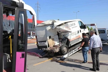 Kontrolden çıkan özel halk otobüsü otomobil ve minibüsü biçti: 1 yaralı