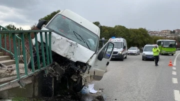 Kontrolden çıkan panelvan üst geçide çarparak durabildi: 2 yaralı
