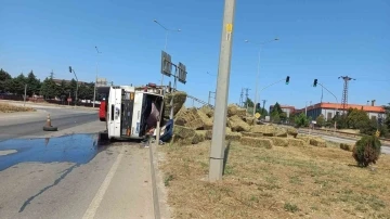 Kontrolden çıkan saman balyası yüklü kamyon devrildi
