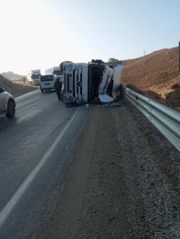 Kontrolden çıkan tır devrildi: 1 yaralı
