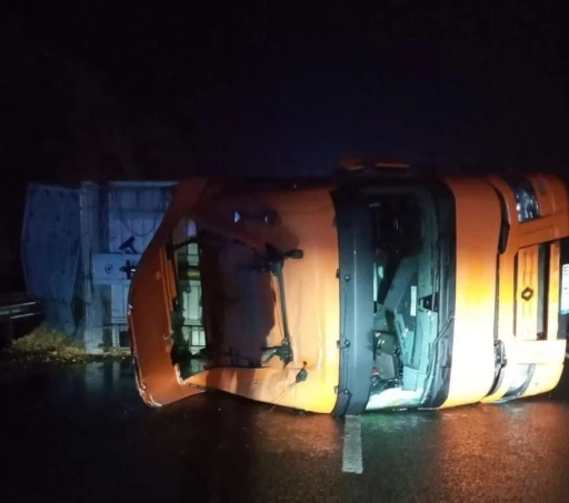 Kontrolden çıkan TIR devrildi, sürücü yaralandı