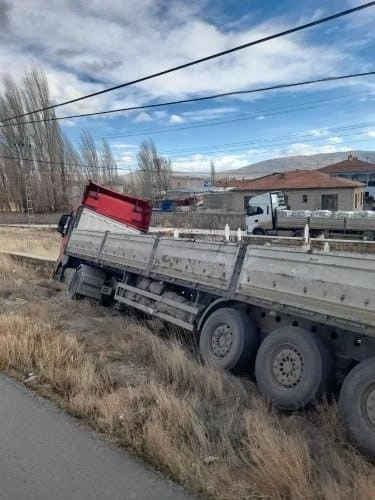 Kontrolden çıkan tır mezarlığa girdi
