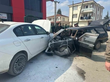 Kontrolden çıktı, park halindeki otomobile çarptı: 1 yaralı
