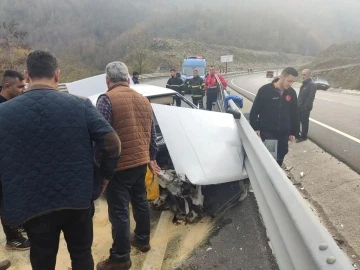 Kontrolünü kaybeden sürücü bariyerlere çarparak durabildi