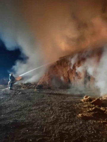 Konya’da 150 ton saman balyası yandı
