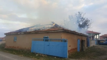 Konya'da ahır ve samanlık yangını! Kullanılamaz hale geldi