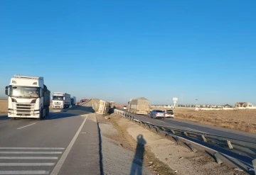 Konya’da buğday yüklü tır devrildi: 1 ölü, 1 yaralı
