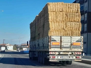 Konya’da çadırsız balya yüklü tırın tehlikeli yolculuğu
