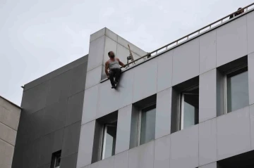 Konya’da çatıya çıkan kişi, polis ekiplerince ikna edildi
