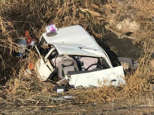 Konya’da otomobil atık su kanalına uçtu: 3 yaralı
