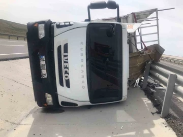 Konya’da plastik boru yüklü kamyon devrildi: 1 yaralı
