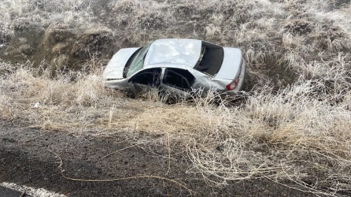 Konya’da sis ve buzlanma nedeniyle takla atan otomobildeki 6 kişi yaralandı
