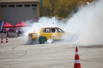 Slalom yarışı ve drift gösterisinde otomobiller tozu dumana kattı