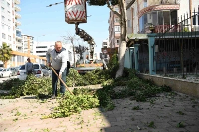 Konyaaltı Belediyesi’nden cami bahçelerinde Ramazan temizliği
