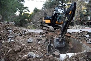 Konyaaltı’nda sel sularının yıktığı köprüler onarıldı
