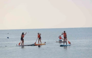 Konyaaltı Sahili’nde kürek sörfü keyfi
