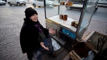 Konya'nın "Simitçi Teyze"si 17 yıldır tezgahının başında