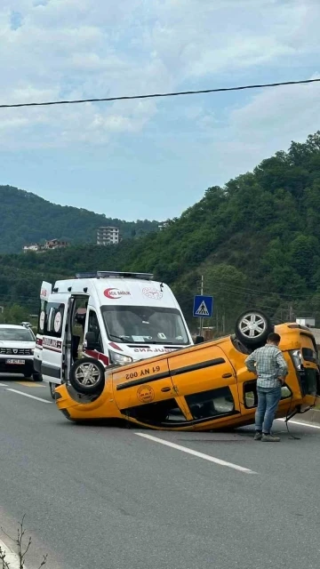 Köpeğe çarpmamak için manevra yapınca ticari taksi takla attı
