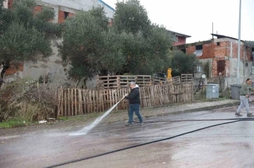 Körfez’de çamurla kaplanan yollar yıkandı
