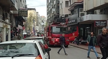 Korkutan duman iş merkezini boşalttırdı, onlarca çalışan zor anlar yaşadı
