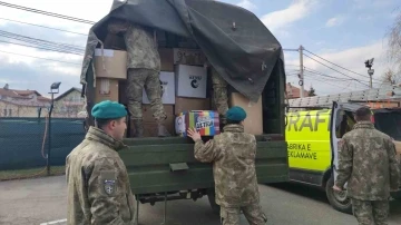 Kosova’da Türkiye için toplanan yardımlara Mehmetçik’ten destek