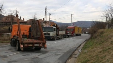 Kosova’nın kuzeyindeki en büyük barikatın kaldırılmasıyla yol trafiğe açıldı