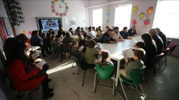 Köy çocukları haftaya "muhtar amca" ile kitap okuyarak başlıyor