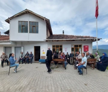 Köy köy gezen ekiplerden vatandaşlara kene bilgilendirmesi
