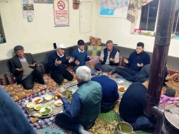 Köy odasında birlikte iftar yapıp asırlık geleneği yaşattılar
